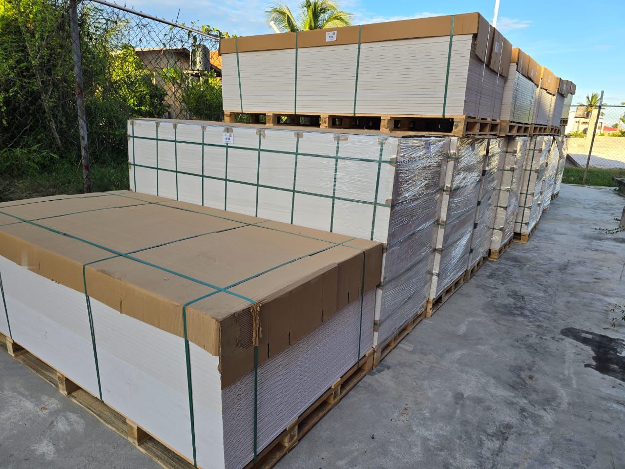 Strapping secured plastic formwork pallets
